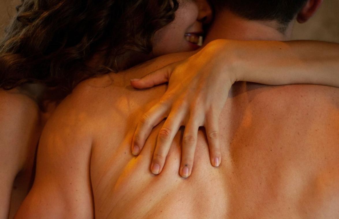 Relatie-experte verklapt 8 signalen waaraan je ziet dat je partner je bedriegt