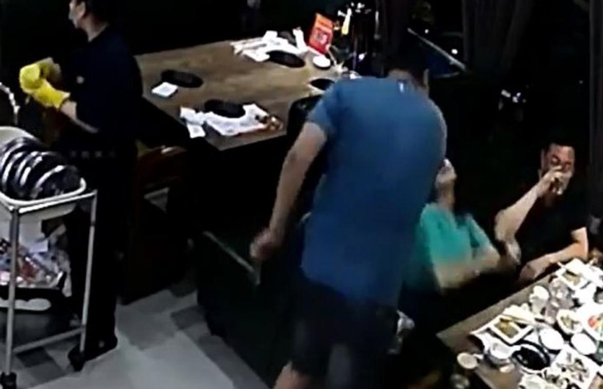 Man slaat zijn vrouw bewusteloos nadat hij haar op restaurant aantreft met twee mannen (video)