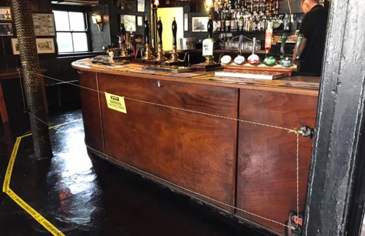 Café plaatst schrikdraad om klanten van toog weg te houden