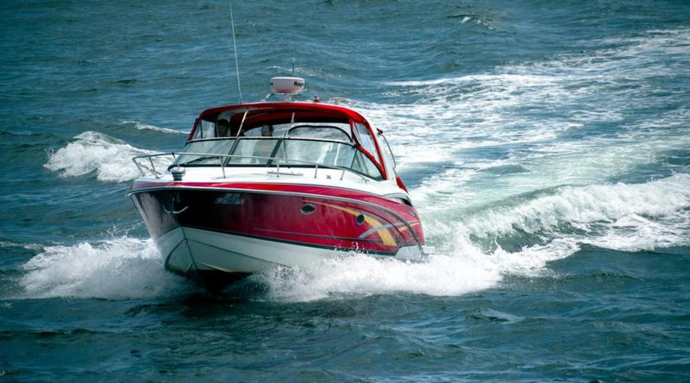 Feestende dame ontdekt waarom je beter blijft zitten op een bootje (video)