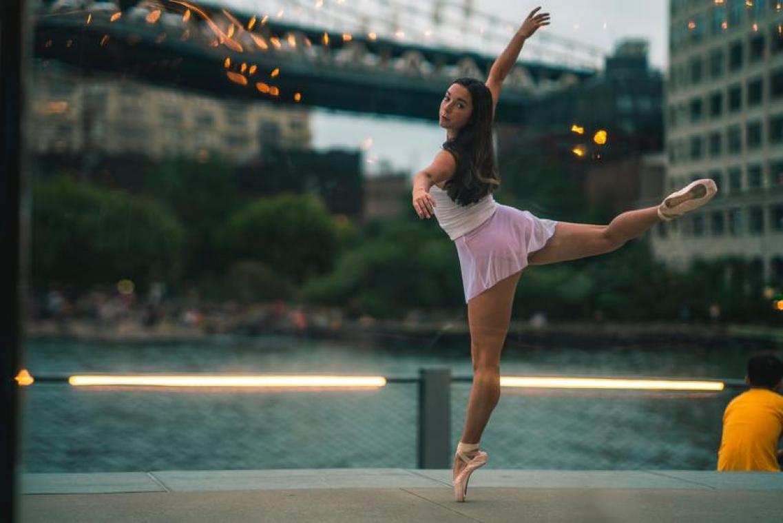 Ballerina wil uitpakken bij fontein, maar faalt (video)