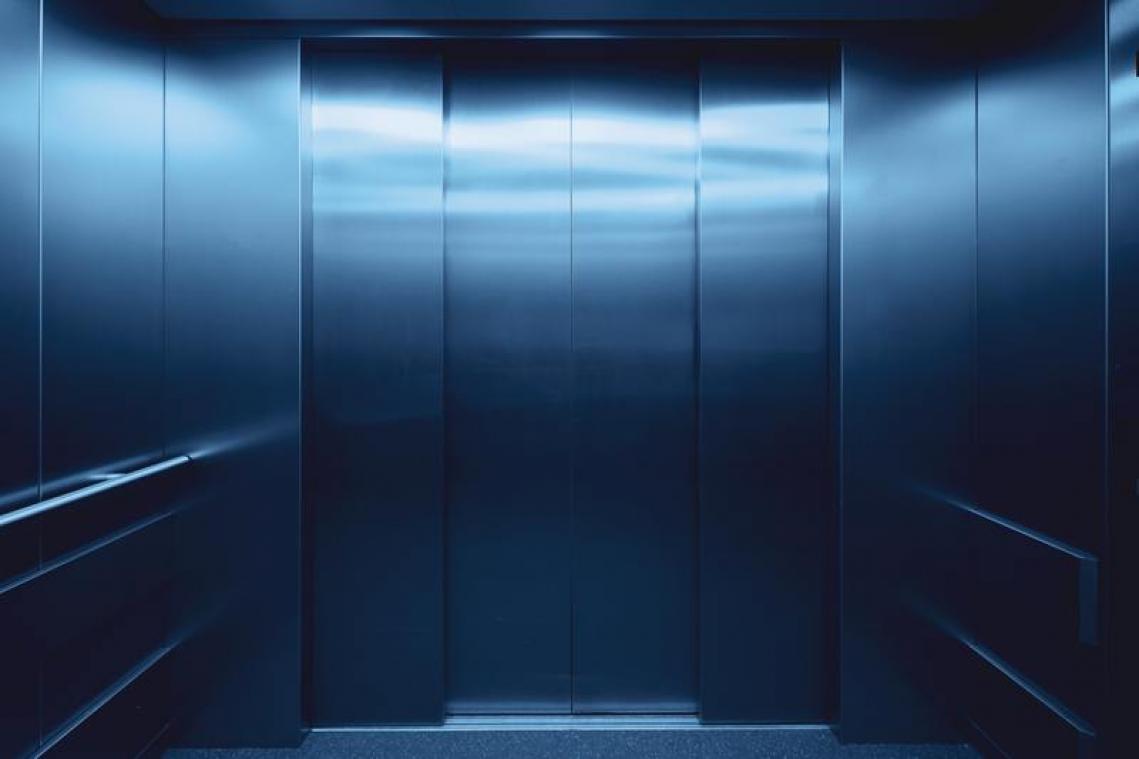 Besmette vrouw nam één keer alleen de lift, nadien raakten 71 anderen besmet met corona