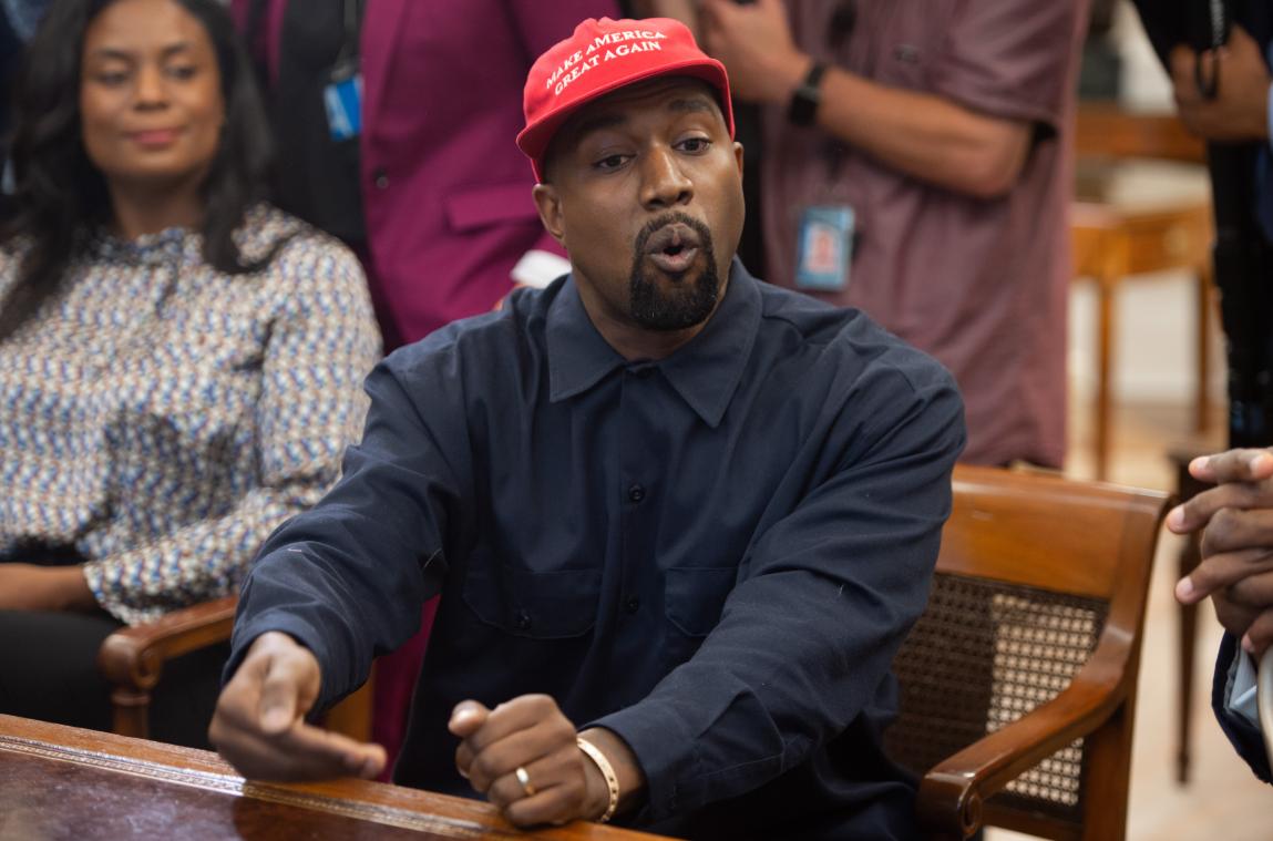 Kanye West in tranen bij eerste campagnebijeenkomst: "Heb bijna mijn dochter vermoord" (video)