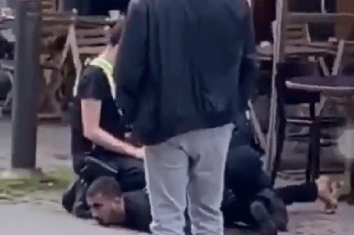 Man (29) overleden na politietussenkomst bij Antwerps station: #MurderInAntwerp en #JusticeForAkram gaan viraal