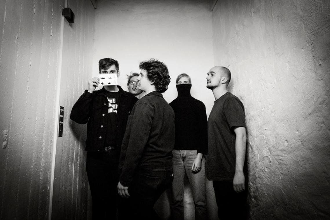 #STAGELIFE. Whispering Sons: "We kregen al eens een bdsm-act als voorprogramma"