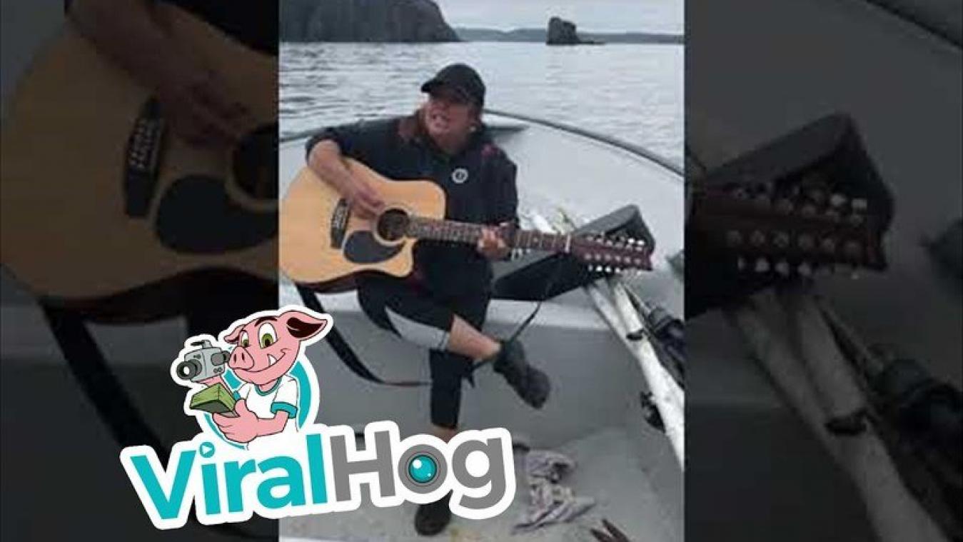 Vrouw speelt nietsvermoedend gitaar op een boot en dan gebeurt DIT (video)