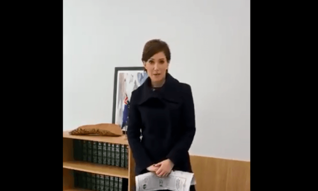 Parlementslid geeft weerwoord na kritiek op kleding: Wat moet ik dan dragen volgens jou? (video)