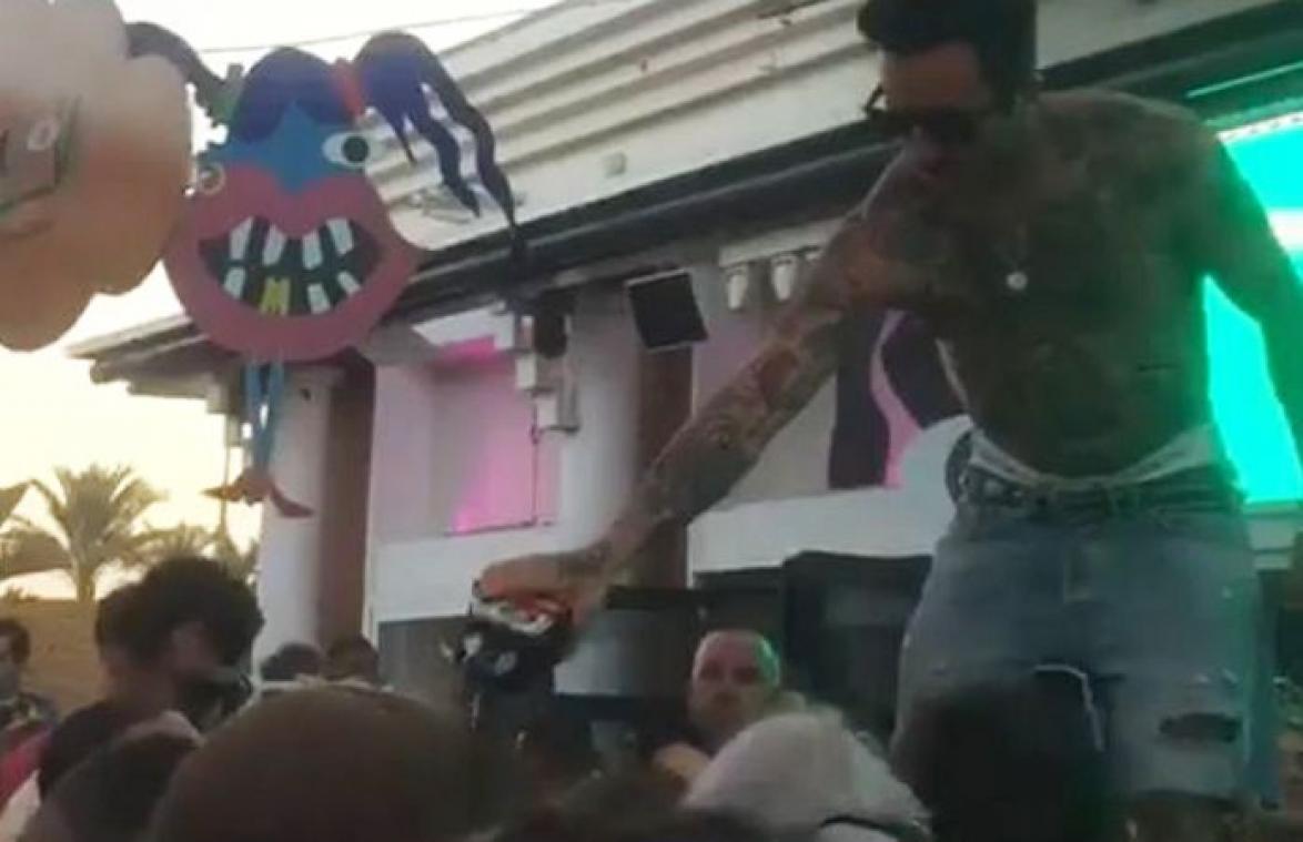 Ophef over dj die alcohol spuwt op publiek in nachtclub (video)
