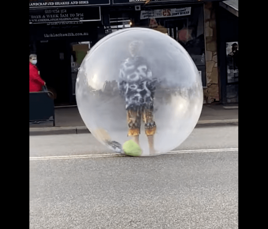 Deze man neemt concept 'coronabubbel' wel heel letterlijk (video)