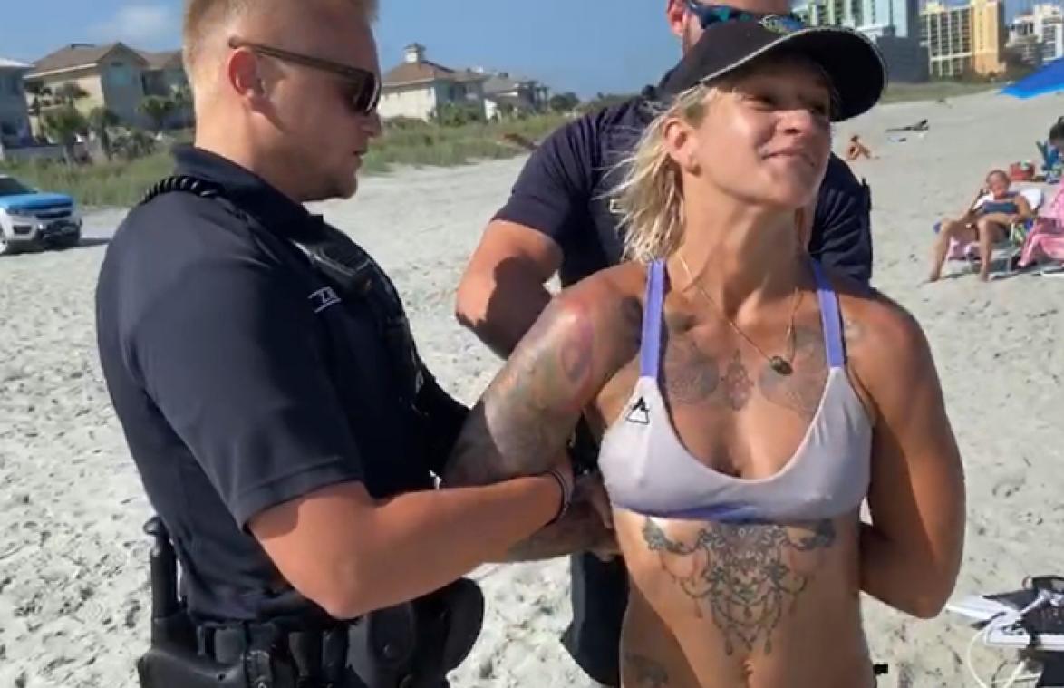 Vrouw in boeien geslagen omdat ze string draagt op het strand (video)
