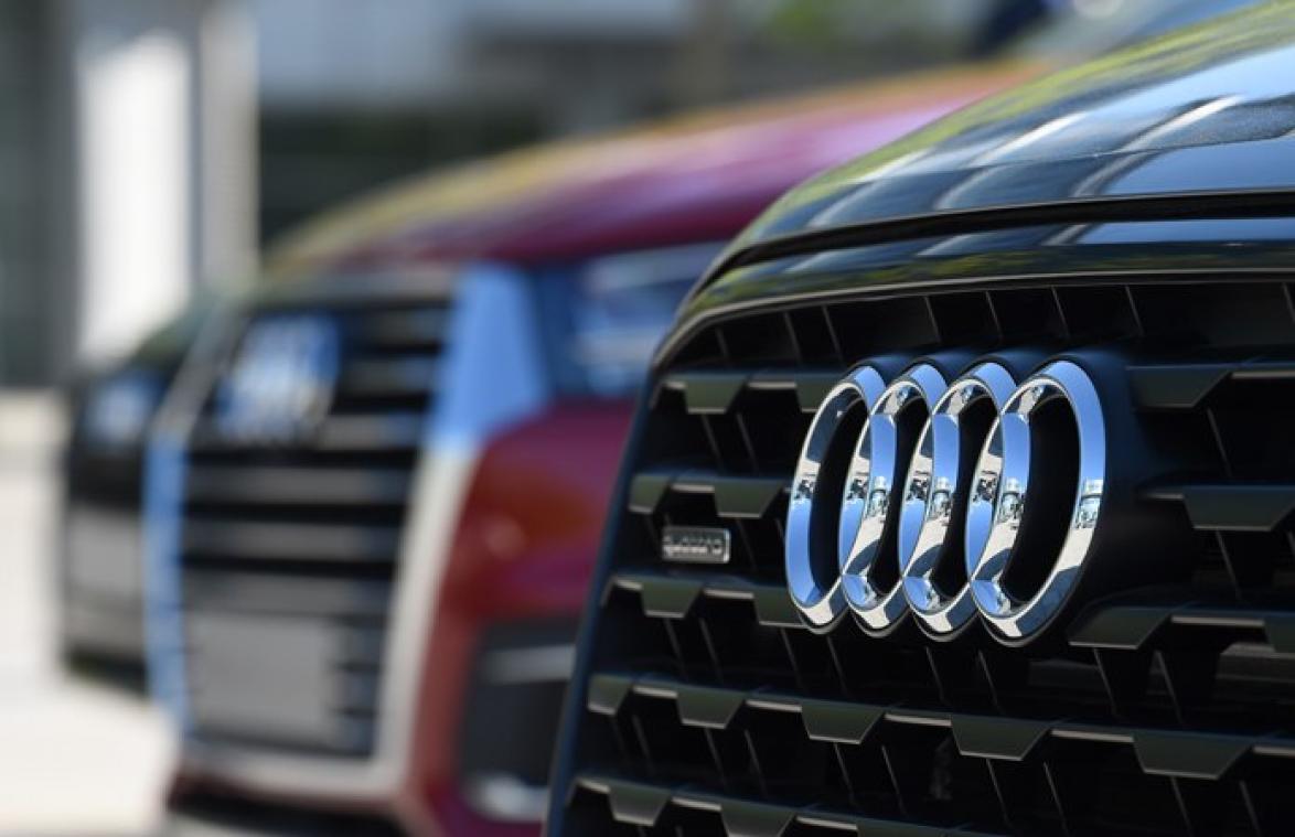 Audi onder vuur door "ongepaste" advertentie van meisje met banaan (foto)