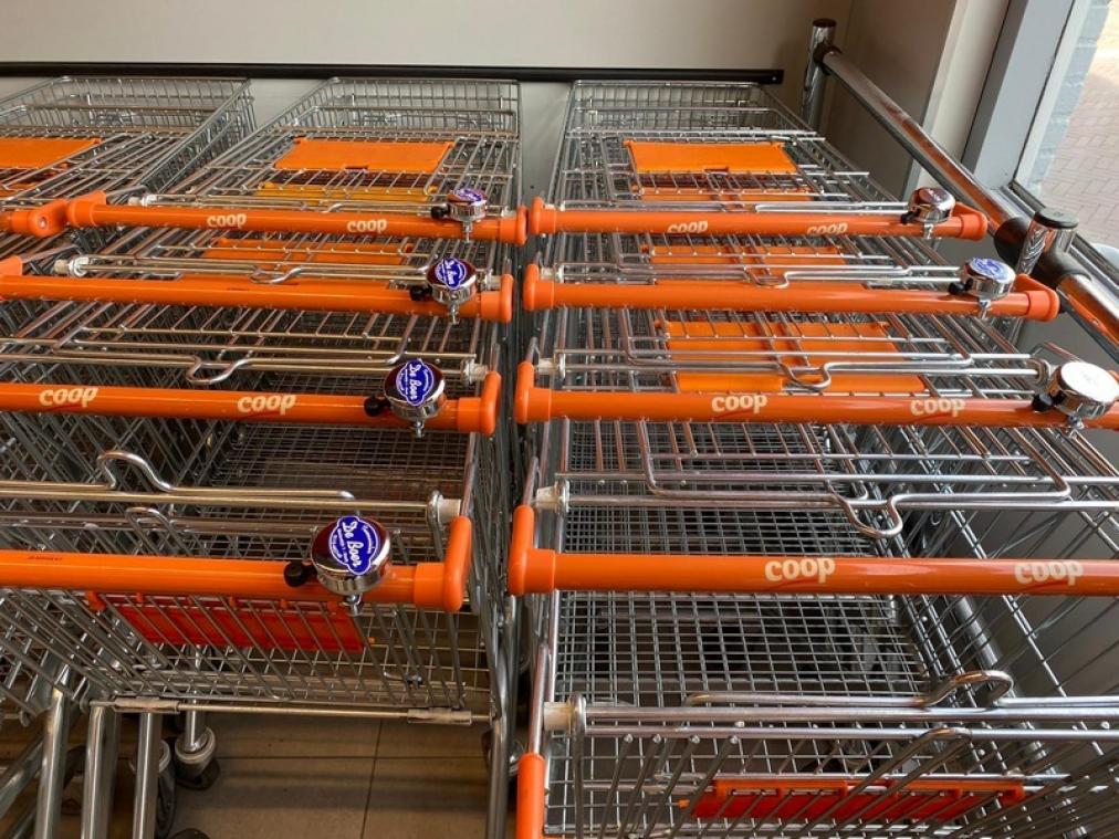 Supermarkt plaatst fietsbel op winkelkar: "Zo houden mensen wél afstand"