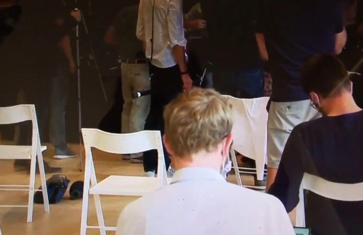 Journaliste vergeet dat microfoon nog aanstaat tijdens persconferentie Brussel: "Wat een gezaag, zo saai!"