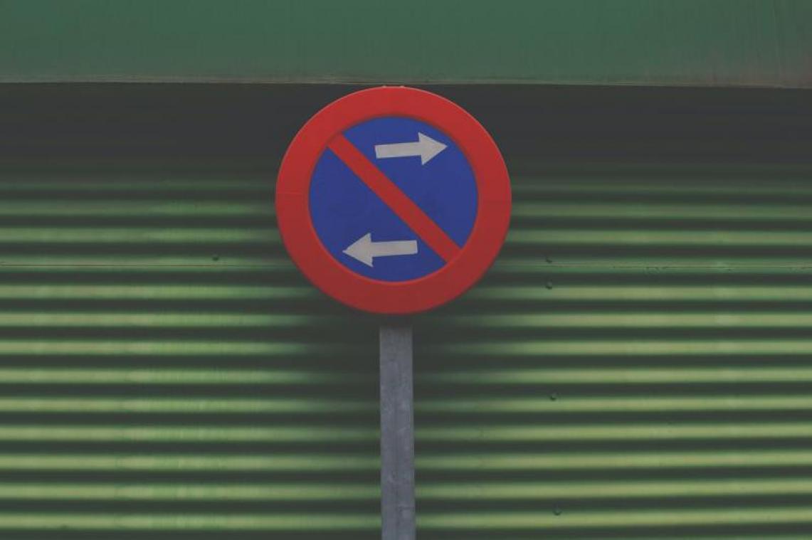 In deze stad doen de verkeersborden ook dienst als vogelhuisjes
