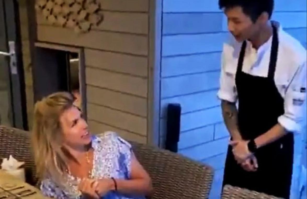 Nederlandse presentatrice onder vuur na "arrogant gedrag" tegen Chinese kok (video)