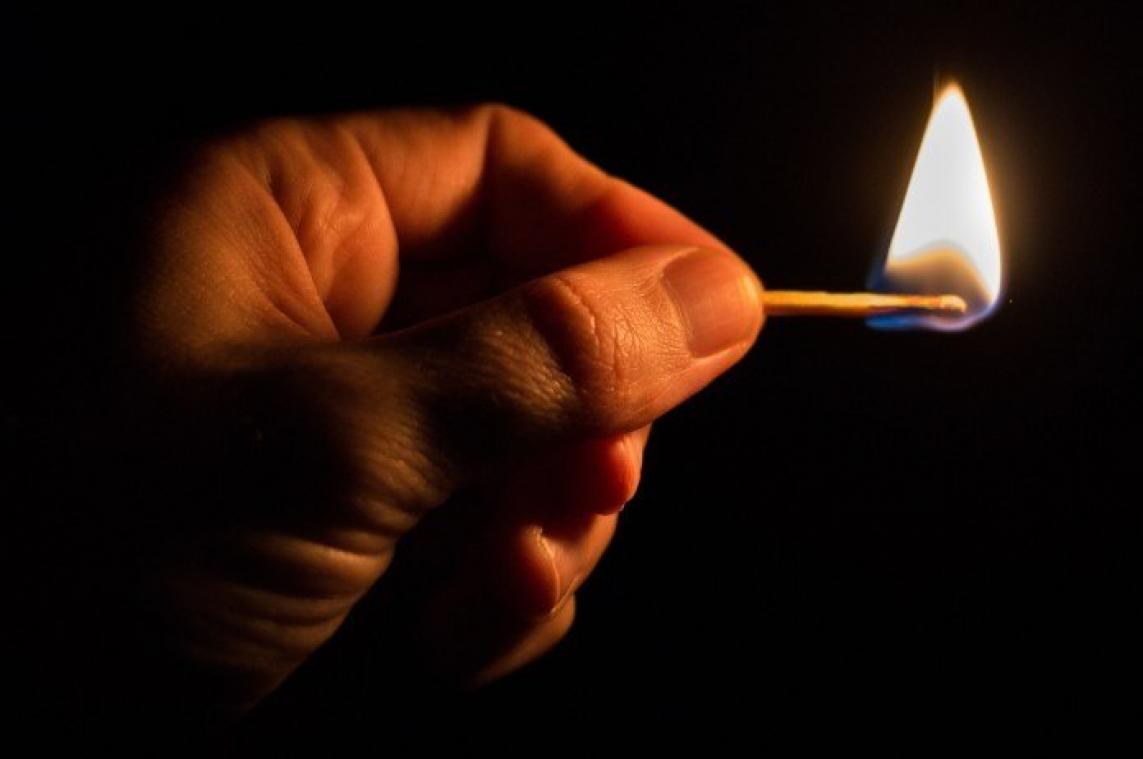 BIZAR. Klungelende brandstichter vat zelf vuur