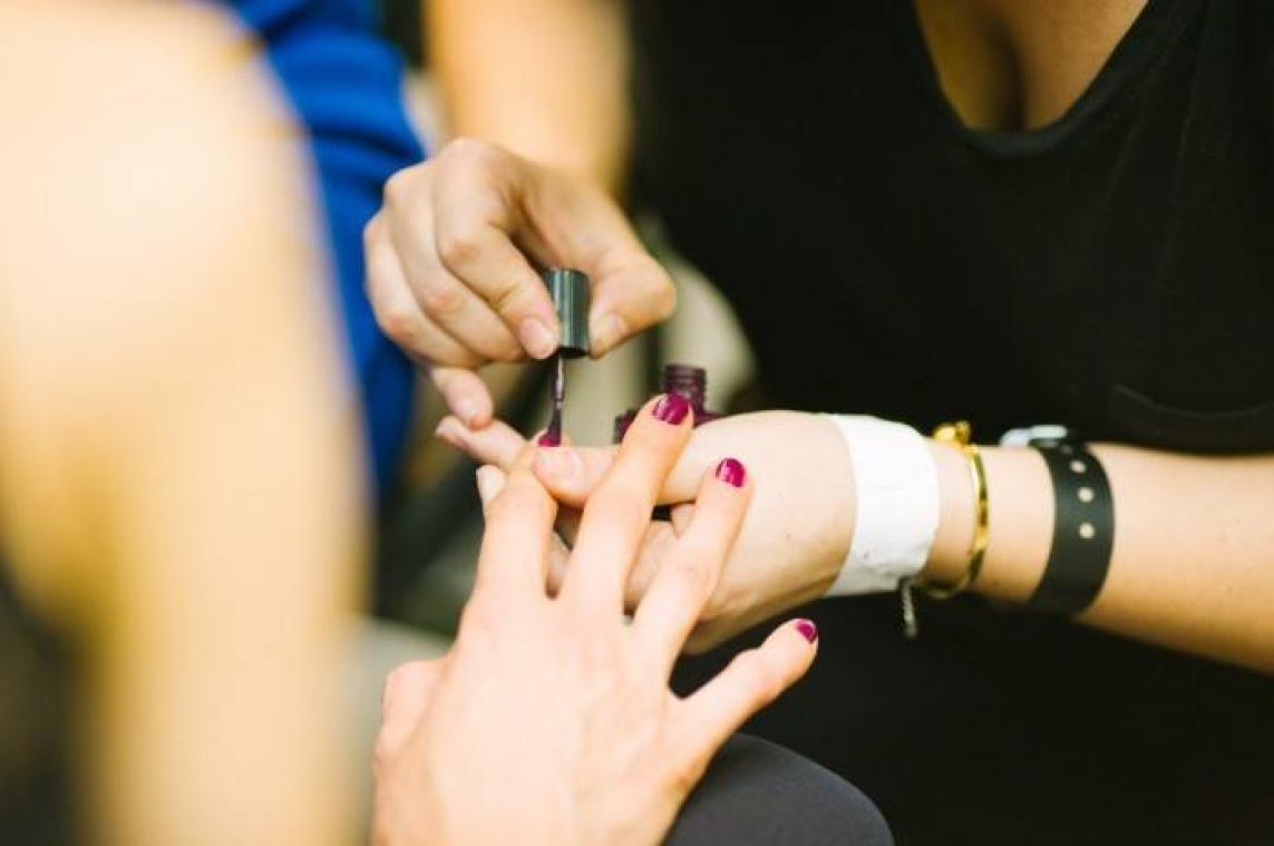 BIZAR. Met corona besmette vrouw breekt quarantaineregels om naar nagelsalon te gaan: "Mijn nagels moesten DRINGEND verzorgd worden"