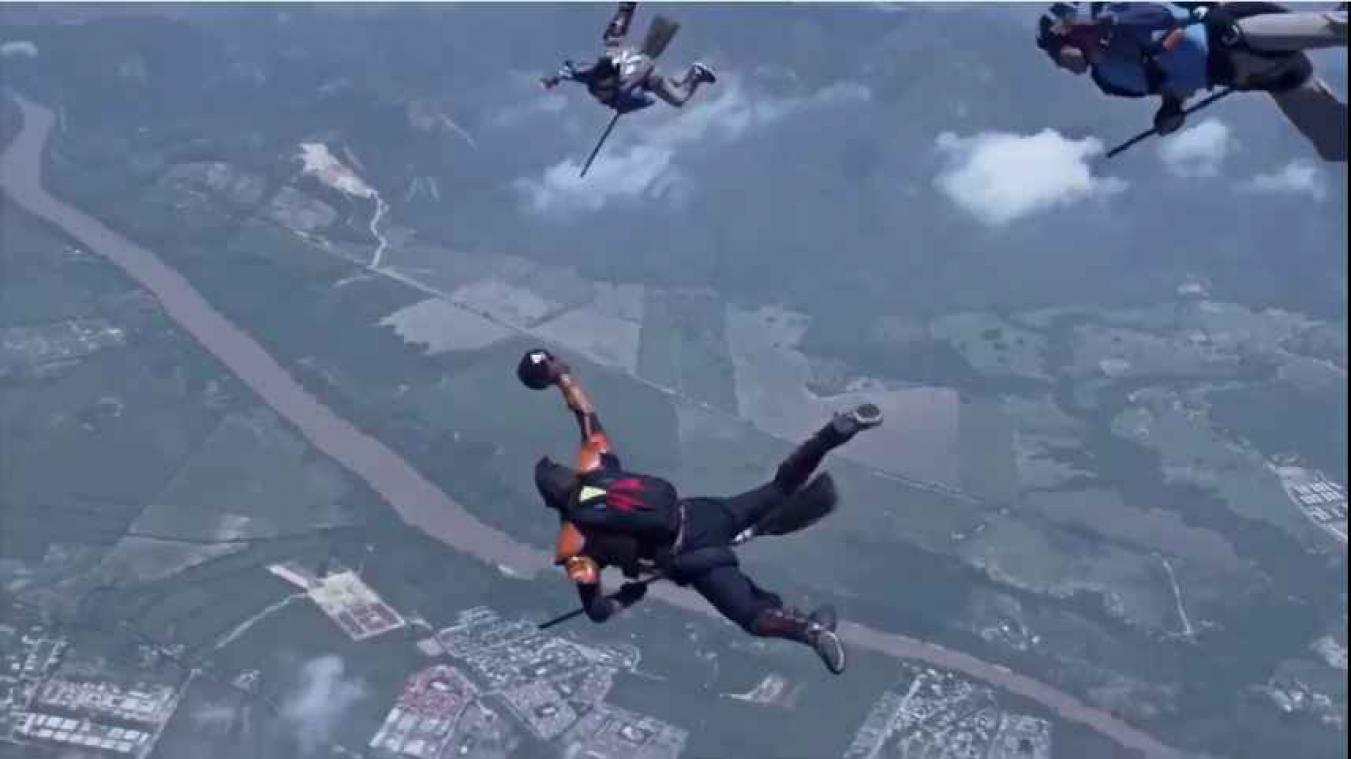 Fans spelen potje Zwerkbal op vier kilometer hoogte