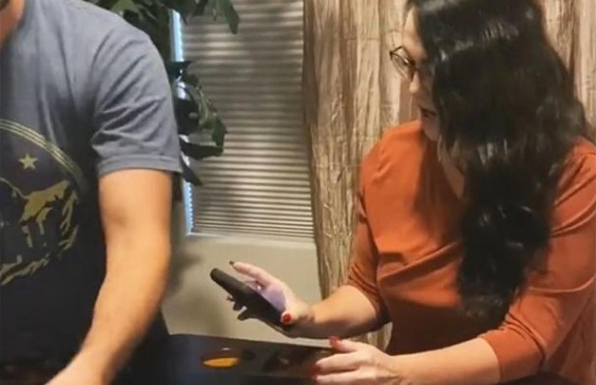 Vrouw stuurt pikant sms'je naar man, maar schoonmoeder krijgt het te lezen: "Zo ranzig!" (video)