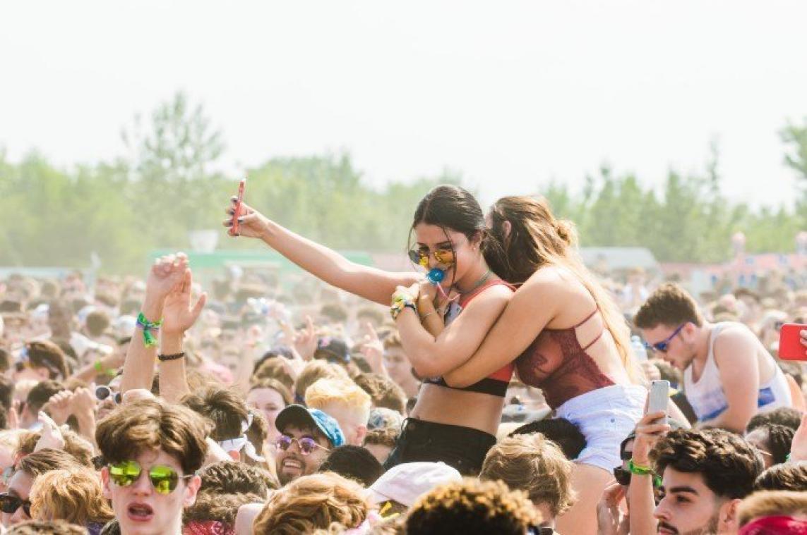 Zo konden deze Britten in volle coronatijd veilig genieten van een festival (foto's)