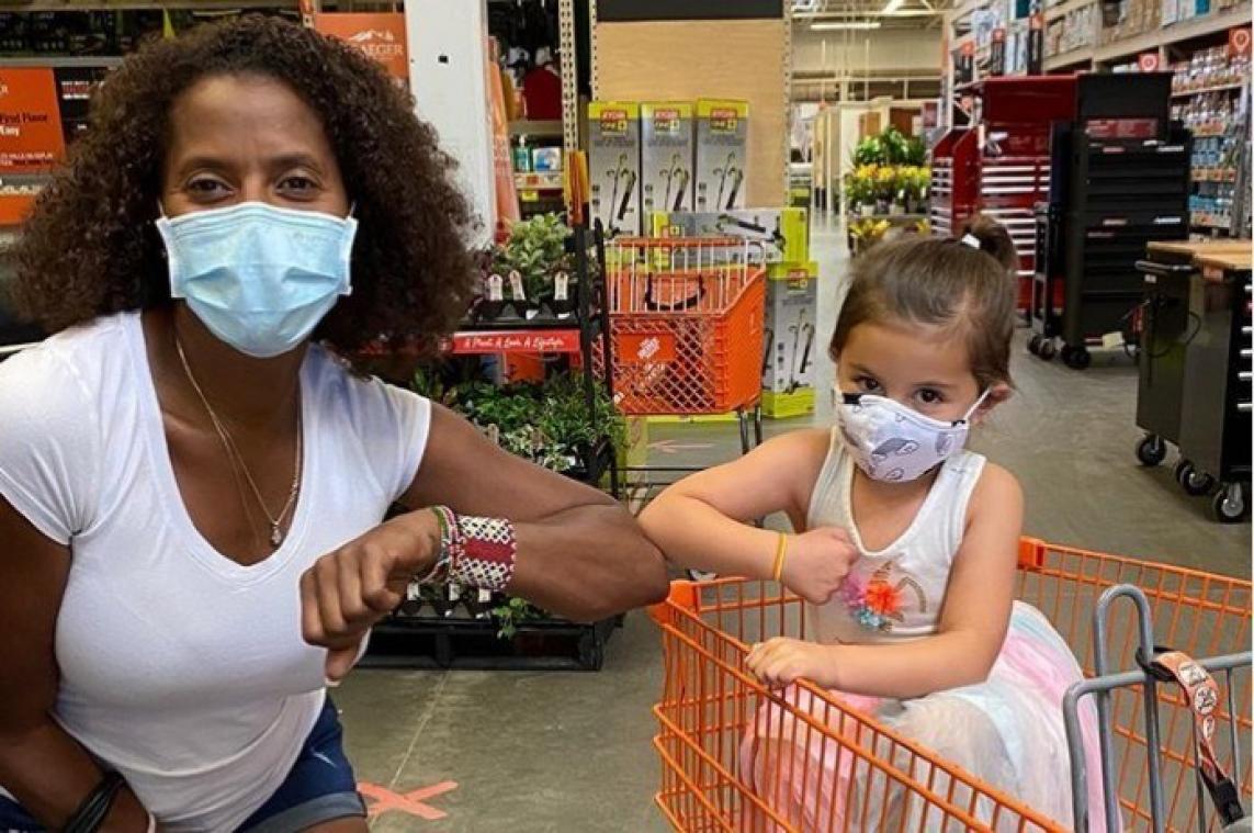 LIEF. Vrouw tot tranen geroerd door meisje dat 'Black Lives Matter' naar haar roept
