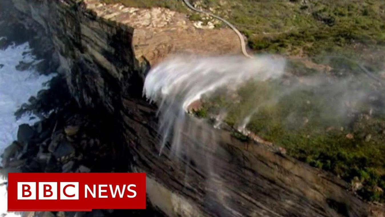 Bijzonder natuurfenomeen op beeld vastgelegd: aanschouw de 'omgekeerde waterval' (video)