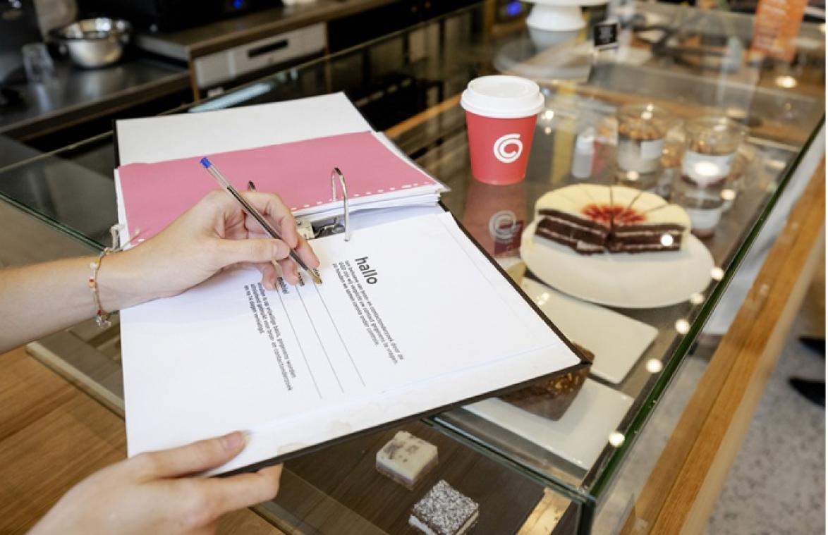 Journaliste laat wegens corona gegevens achter op café en krijgt plots flirterig bericht van ober: "Zo ongepast. Dit hoort niet!"