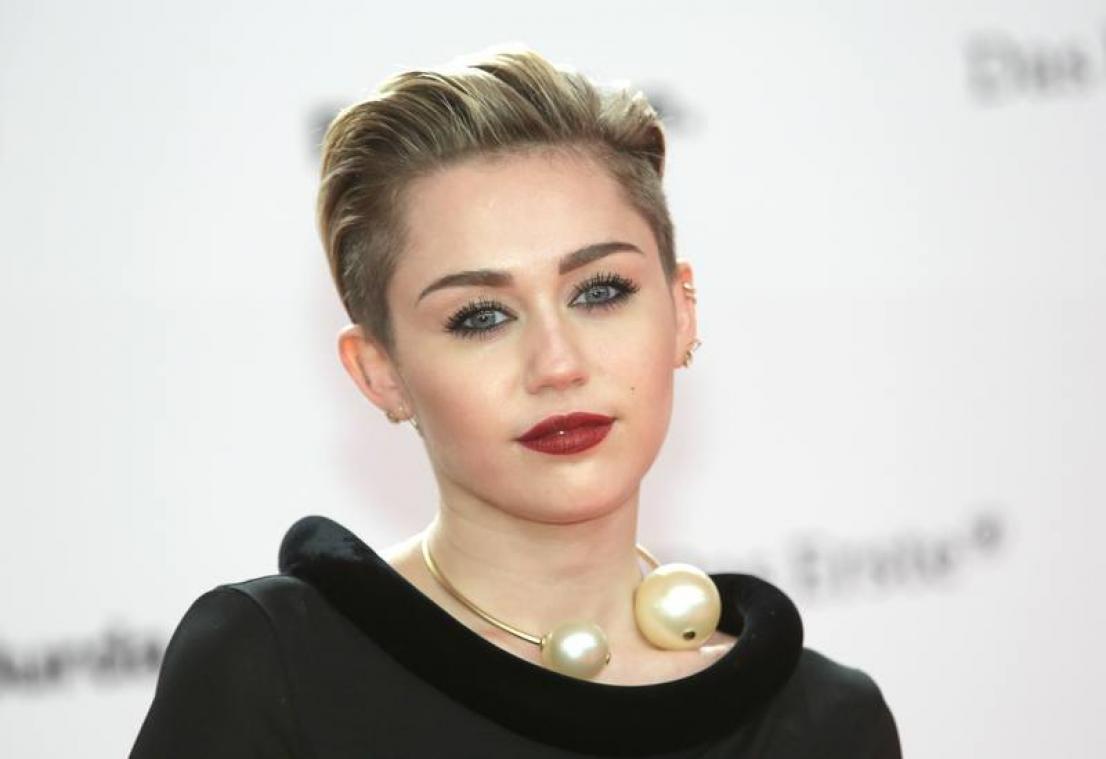 WTF. Zo oud was Miley Cyrus toen ze voor het eerst seks had