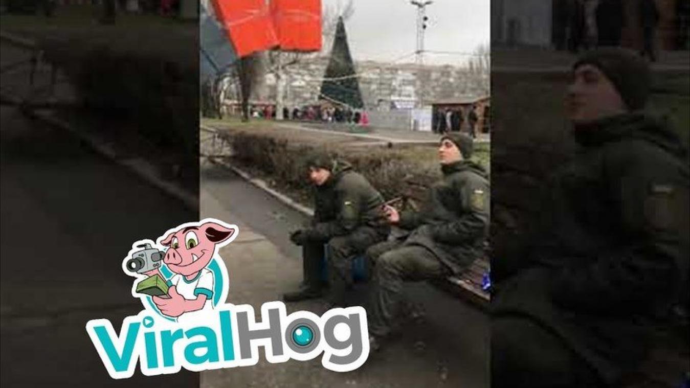 Man haalt onschuldige grap uit met 'vallende dozen' en de reacties van zijn slachtoffers zijn hilarisch! (video)