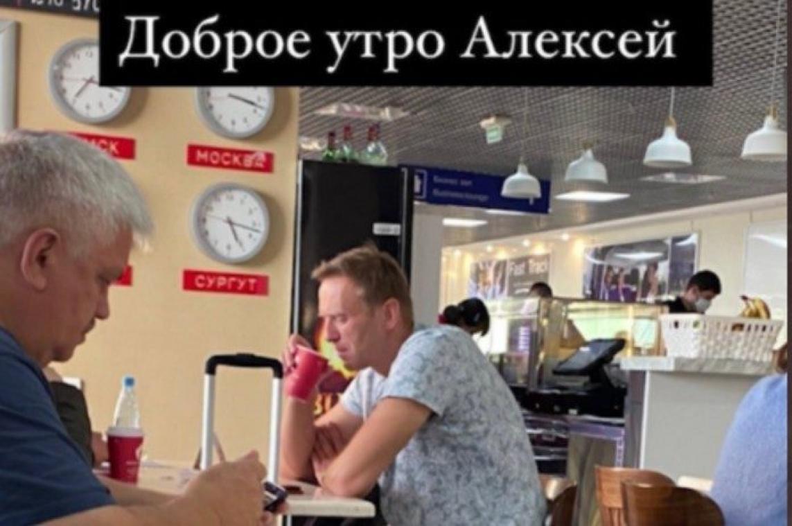 Beelden opgedoken van Russische oppositieleider die mogelijk vergiftigde thee drinkt (foto's)