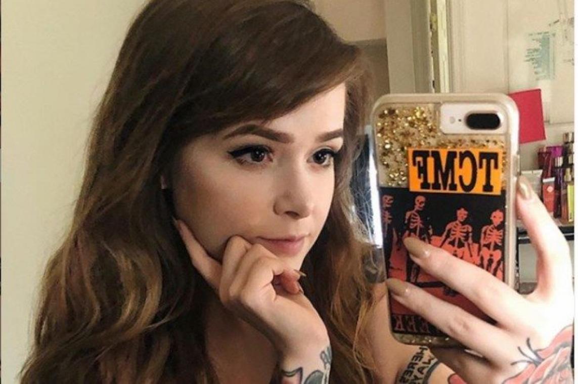 Tatoeëerster zet gratis tepel-tattoos om kankerpatiënten te helpen