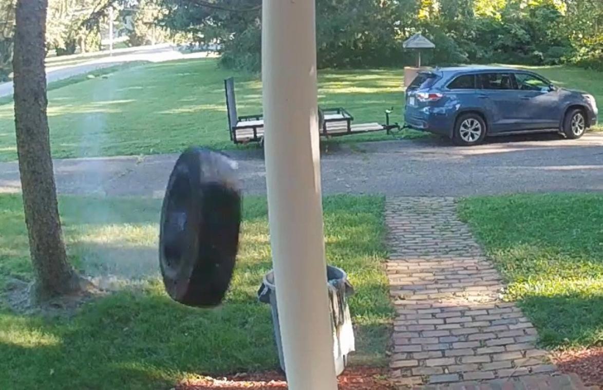 Band komt los en stormt met verschroeiende snelheid af op huis (video)