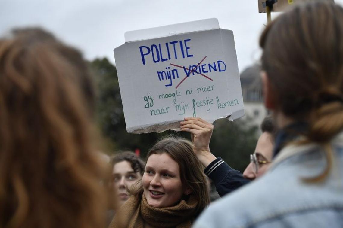 "Gesloten Facebookgroep politie zet aan tot racisme en geweld"