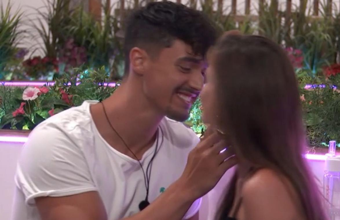 'Love Island'-deelnemers geven al meteen een 'erotische zoen' aan elkaar (video)