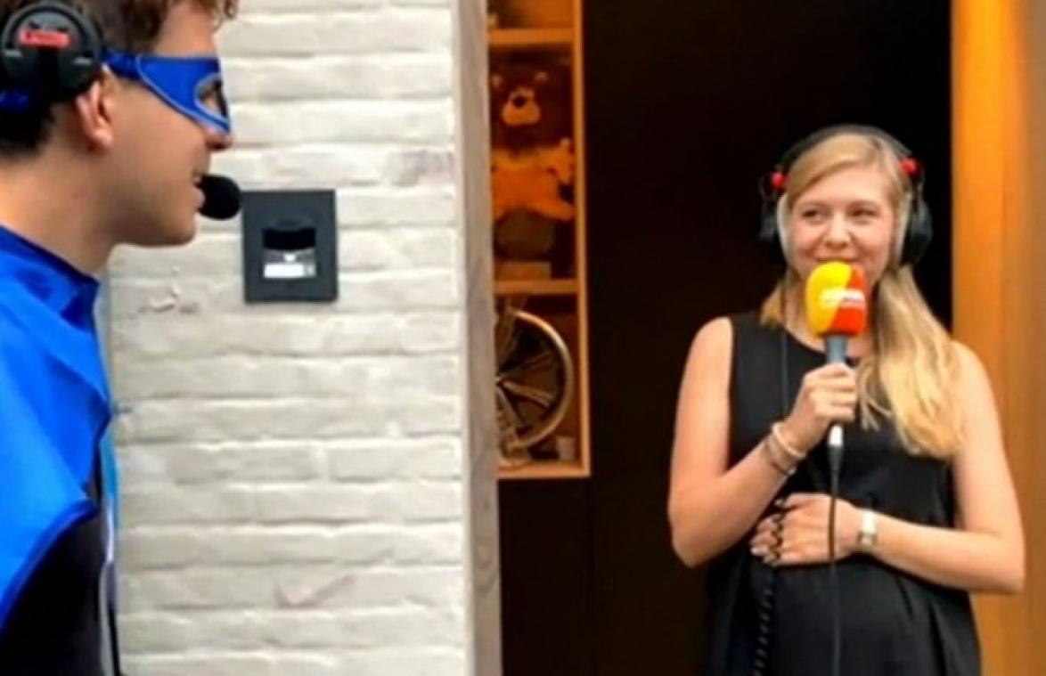 Vrouw van Wout van Aert verklapt per ongeluk geslacht van hun kindje (video)
