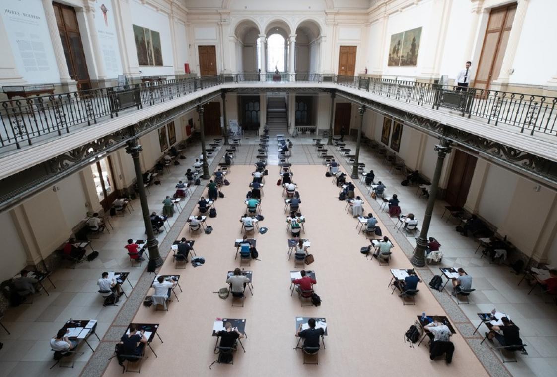 Diploma-uitreiking Brusselse studenten verhuist door corona naar spectaculaire locatie