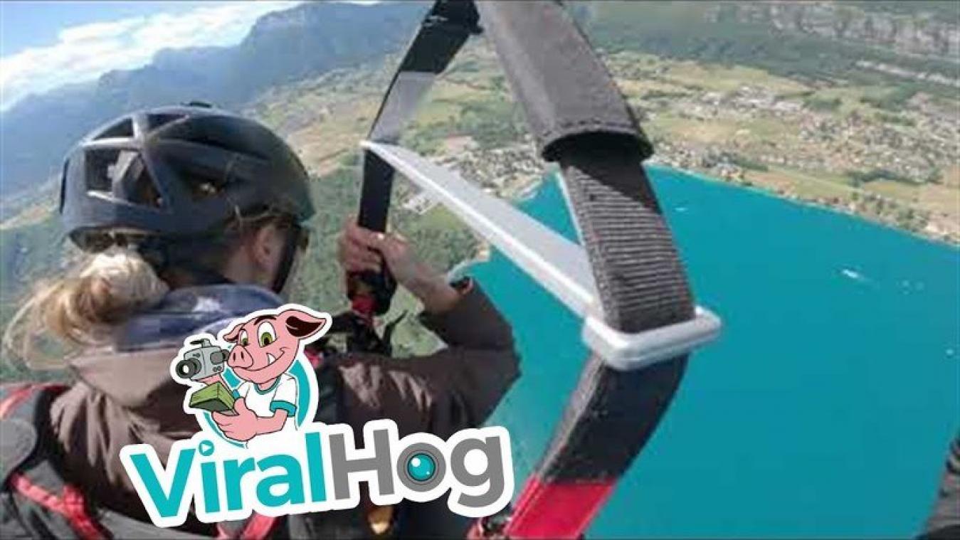 OEPS. Vrouw laat gloednieuwe iPhone uit haar handen glippen tijdens paragliden