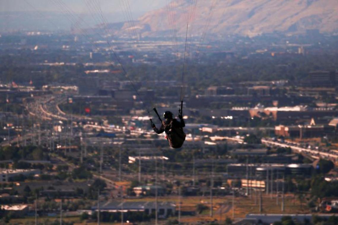Paraglider zit urenlang vast in elektrische draden (video)