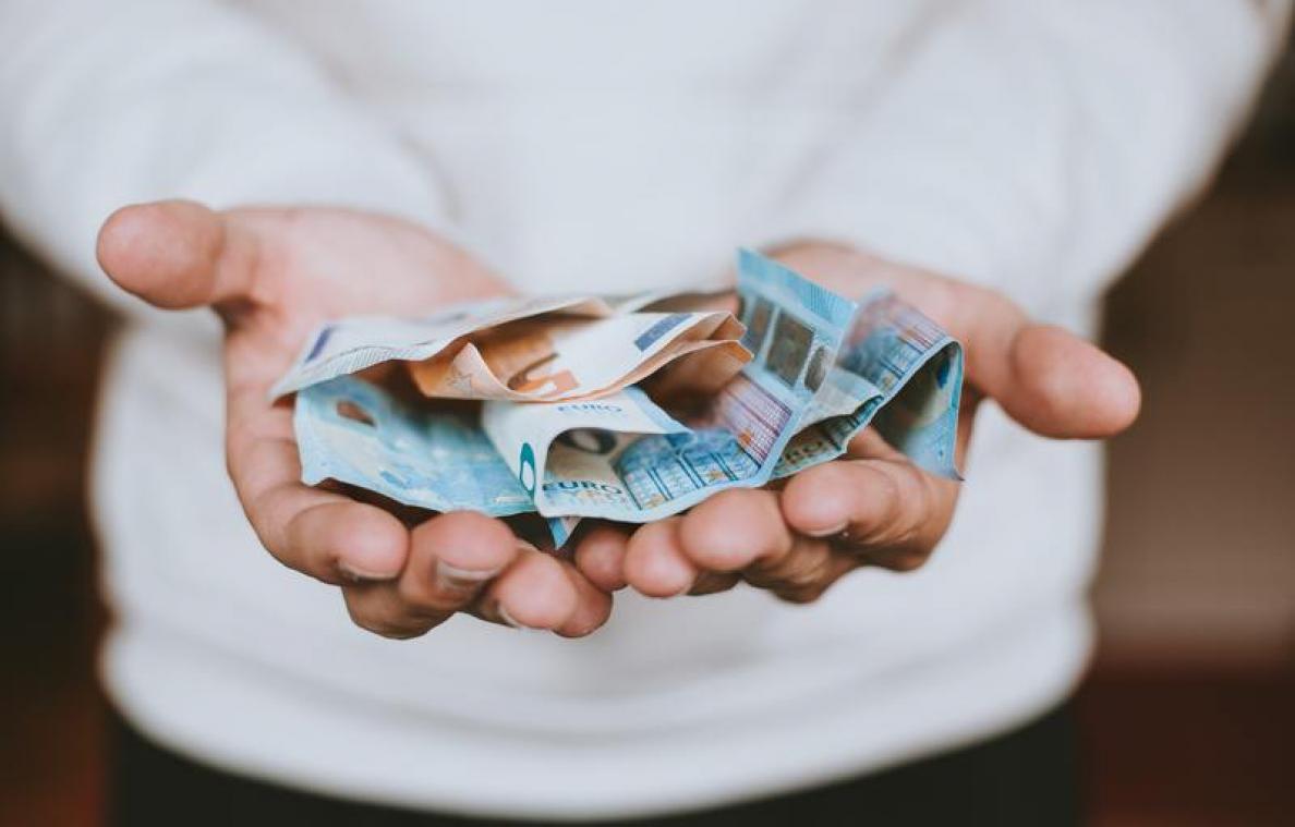 Bijna helft van de jongeren piekert over geld
