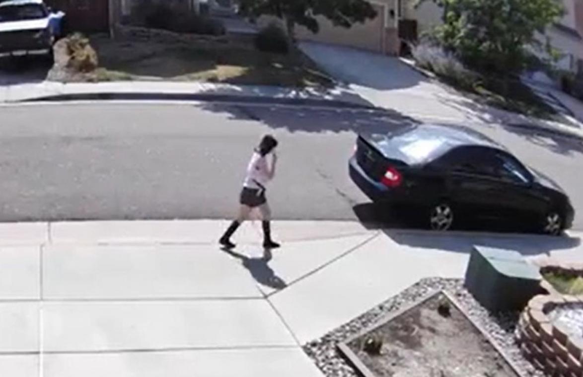 BAH! Camera betrapt vrouw terwijl ze aan haar vinger ruikt nadat ze DIT deed (video)