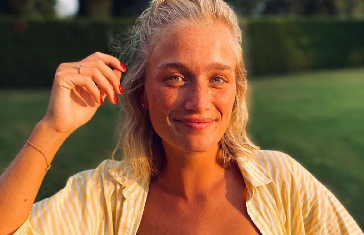 Julie Vermeire naar spoed nadat ze mug probeert te vangen (foto)