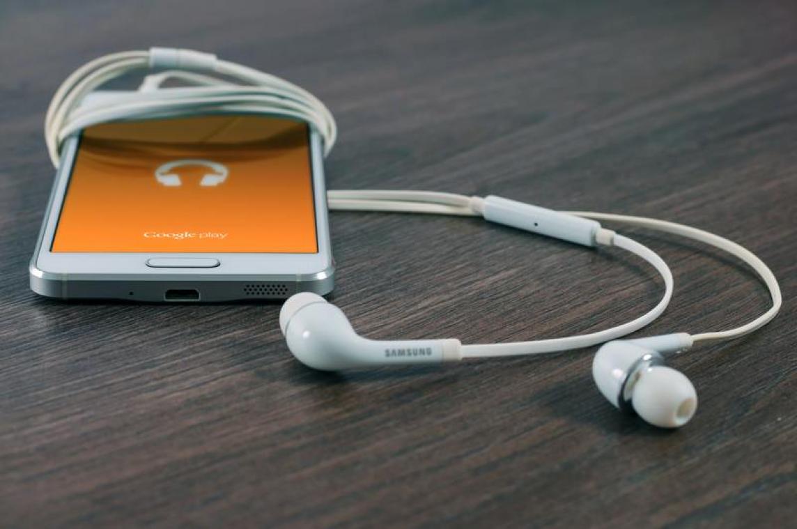 Meisje geëlektrocuteerd terwijl ze muziek luistert via oordopjes