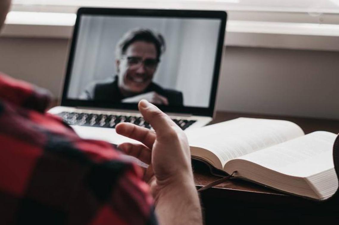 Helft Nederlanders stoort zich aan onverzorgde collega's tijdens videocall