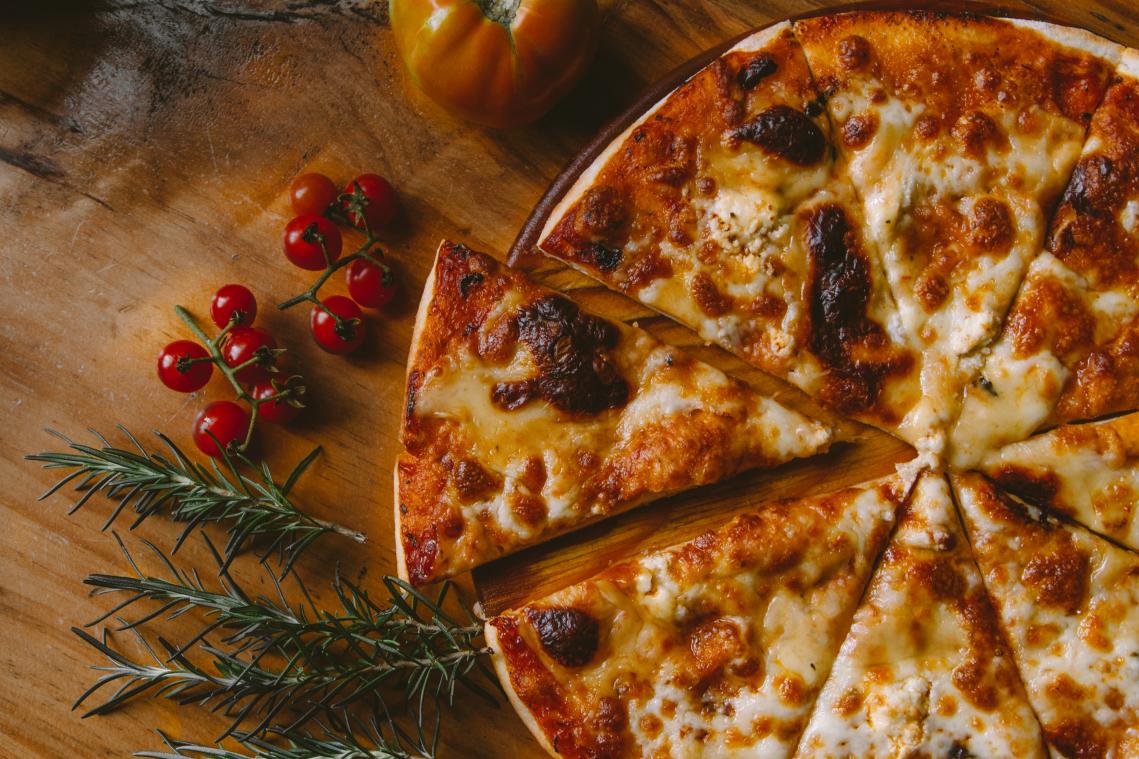 LIFEHACK. Zo bak je drie pizza's op één enkele ovenplaat