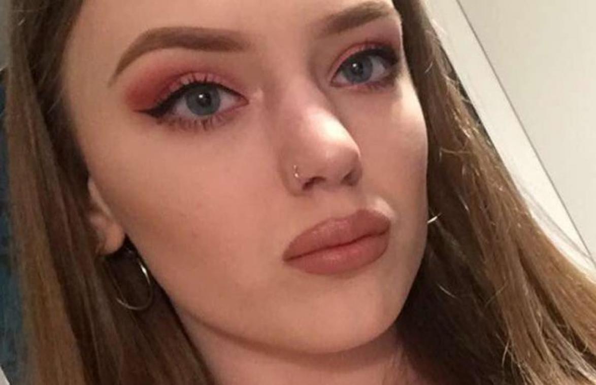 Studente wil zo snel mogelijk borstverkleining: "Ik kan de pijn niet langer aan" (foto)