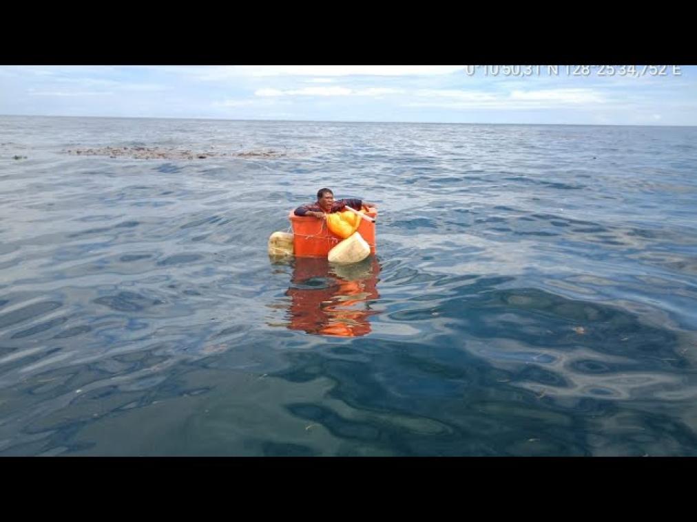 Man dobbert drie dagen lang rond op zee in een koelbox (video)