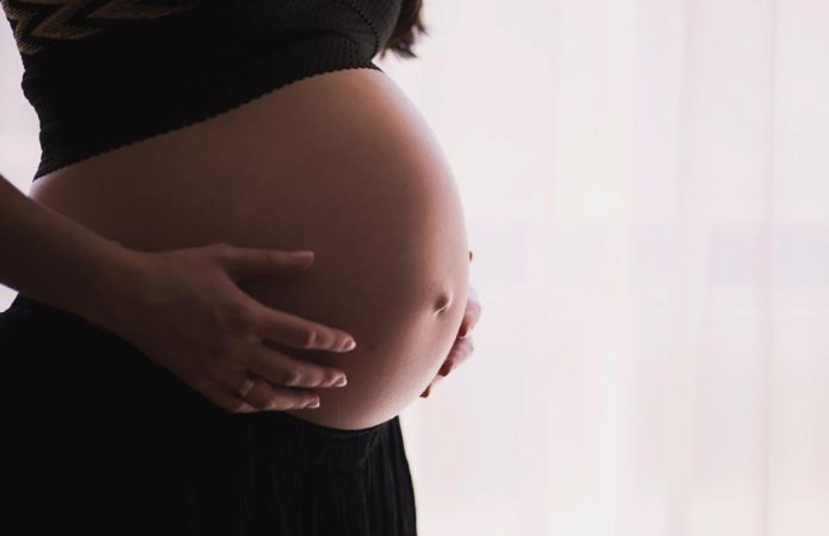 WTF! Man snijdt buik van zijn vrouw open om geslacht van baby te kennen
