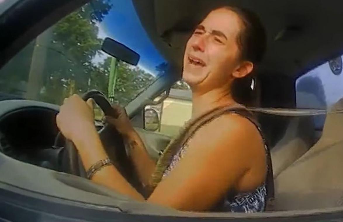 Vrouw probeert boete te ontlopen met wel héél bedenkelijke uitvlucht (video)