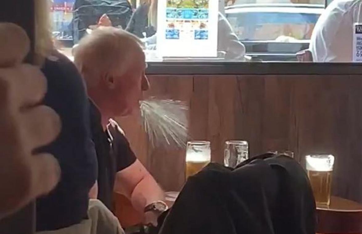 Ophef over man die (per ongeluk) spuwt tijdens cafébezoek: "Dit is walgelijk" (video)