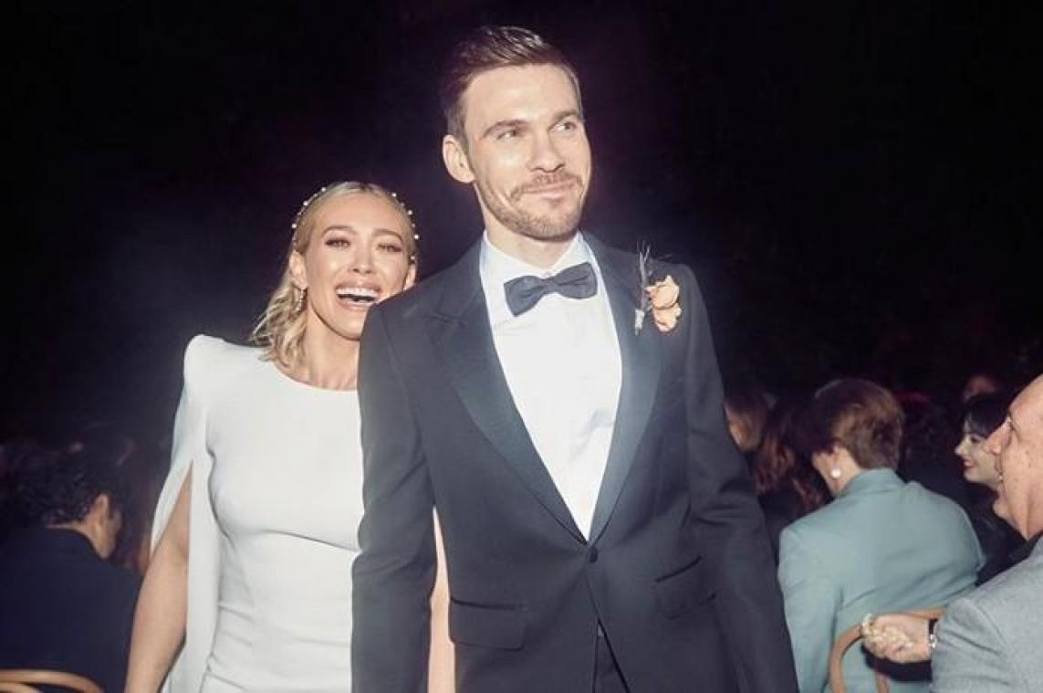 Partner Hilary Duff zet haar naam op zijn achterwerk (foto)